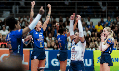 Jogadoras do Minas Tênis Clube comemoram ponto. Elas jogam contra o Deportivo Murano no Sul-Americano de Clubes de vôlei feminino