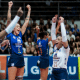 Jogadoras do Minas Tênis Clube comemoram ponto. Elas jogam contra o Deportivo Murano no Sul-Americano de Clubes de vôlei feminino