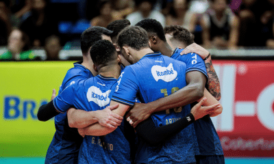 Jogadores do Minas comemoram vitória sobre Suzano na Superliga