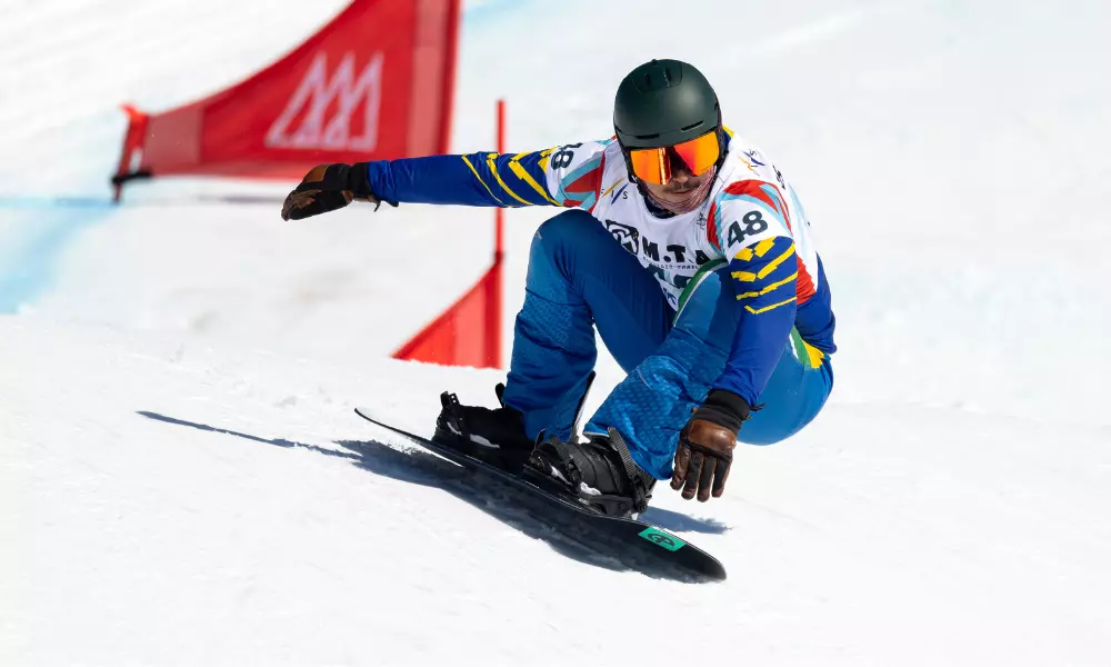 Noah Bethonico compete no Mundial de Snowboard cross