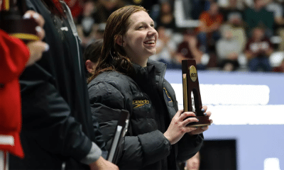 Stephanie Balduccini com troféu das 200 jardas livre do NCAA