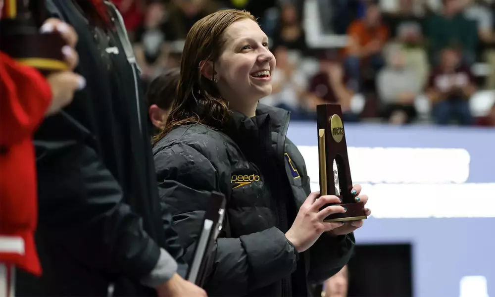 Stephanie Balduccini com troféu das 200 jardas livre do NCAA