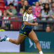Thalia Costa corre com a bola em jogo das Yaras contra a Nova Zelândia no Circuito Mundial de rugby sevens