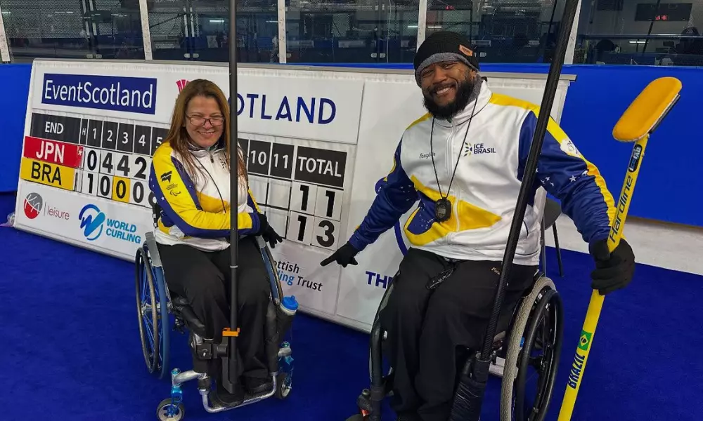VIlma Miranda e Jerônimo Gabriel comemoram vitória do Brasil no mundial de duplas mistas de curling em cadeira de rodas