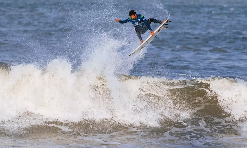 Yago Dora na etapa de Peniche da WSL na Praia de Supertubos
