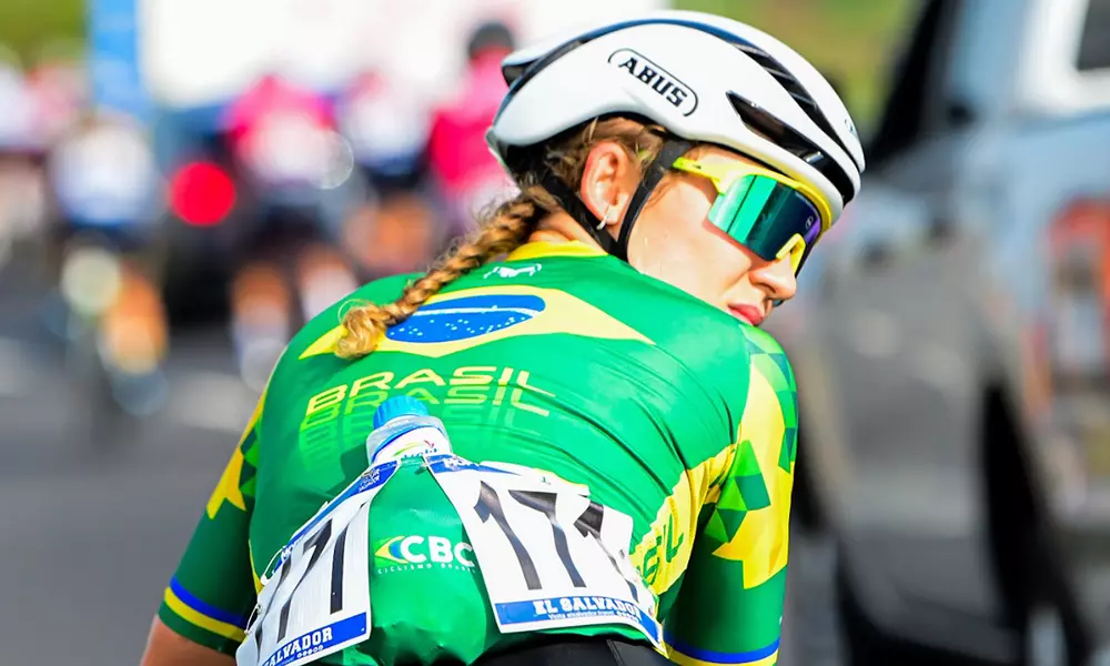 Na imagem, Tamires Radatz pedalando no meio do pelotão em El Salvador.