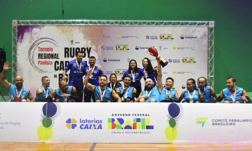 Na imagem, o time dos Gigantes Rugby comemorando o título do Regional Paulista.