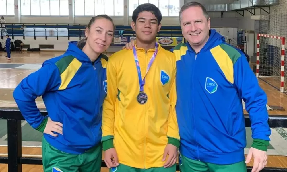 Álvaro Kalleby é medalha de prata no florete na Gymnasiade, esgrima