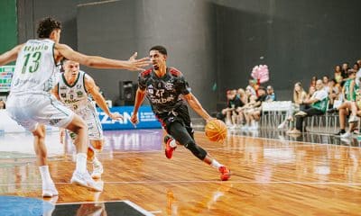 Na imagem, Alexey Borges, que foi o cestinha do Flamengo contra Bauru, na armação da jogada.