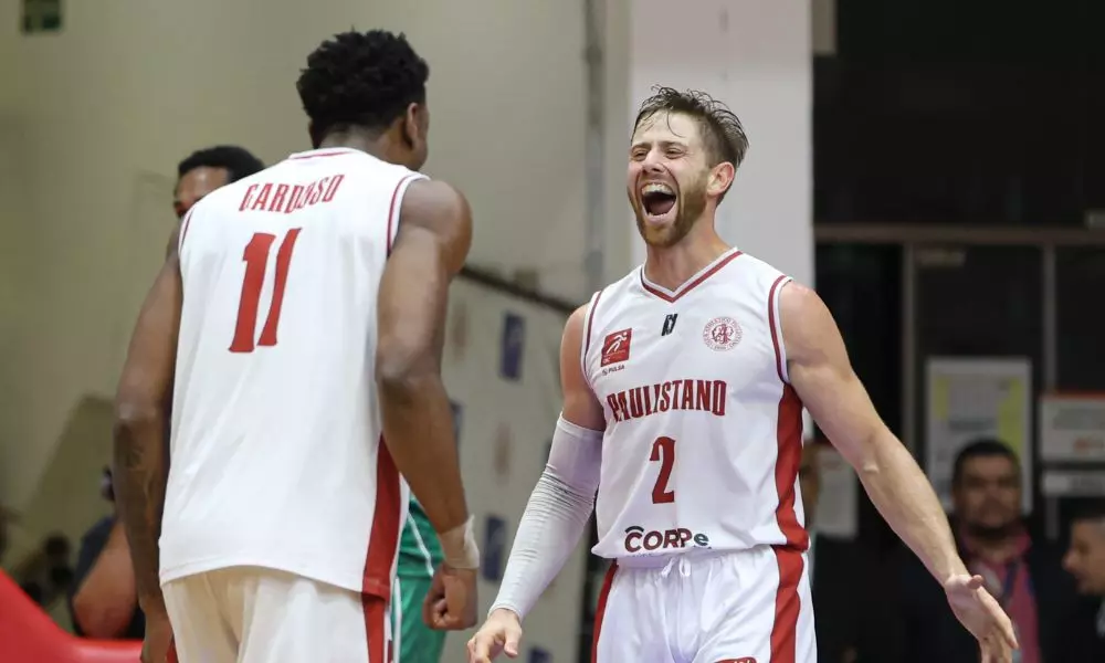 Brunão e Crescenzi comemoram a vitória do Paulistano sobre Bauru na abertura dos playoffs do NBB