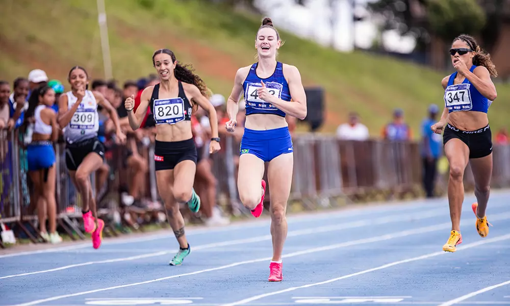 Na imagem, Daniela Campigotto já sorrindo, sabendo que venceria a prova dos 200m.