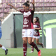 Time da Ferroviária comemorando um gol
