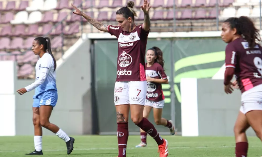 Time da Ferroviária comemorando um gol