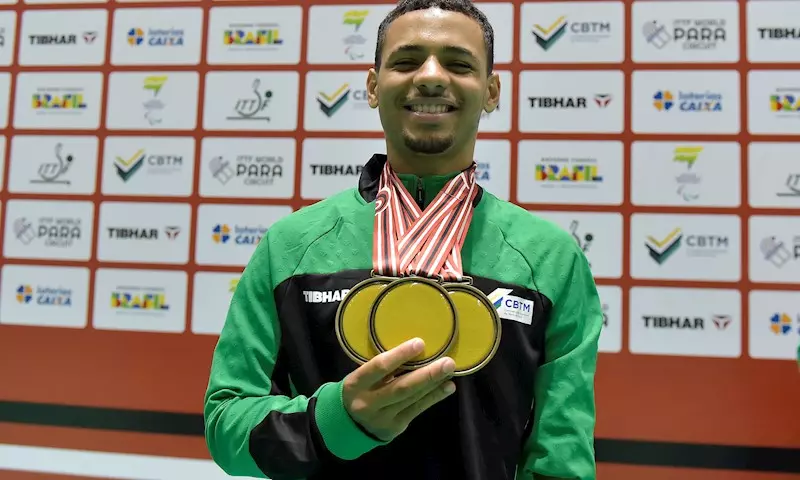 Na imagem, um dos paratletas do Brasil que faturou muitas medalhas no torneio de tênis de mesa internacional.