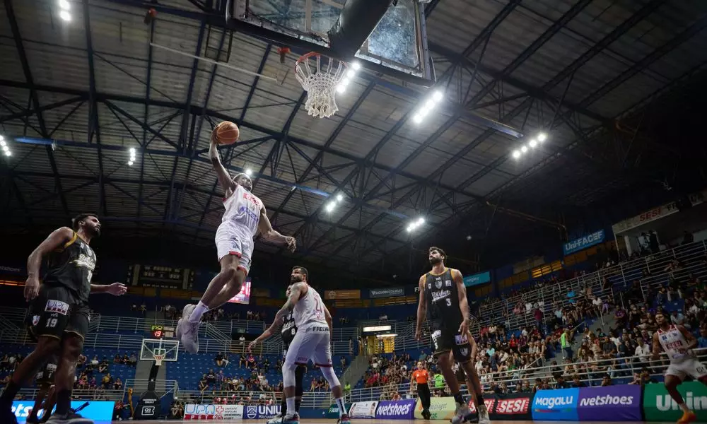 Georginho parte para a enterrada na vitória de Franca sobre o botafogo pelo NBB