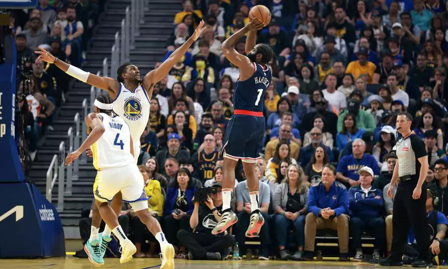 Na imagem, Harden que foi o cestinha contra os Warriors, com 39 pontos.