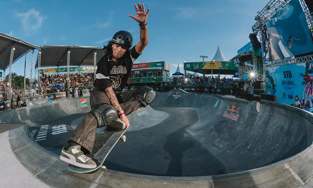 Na imagem, Isadora Pacheco encaixando manobra no bowl de Criciúma.