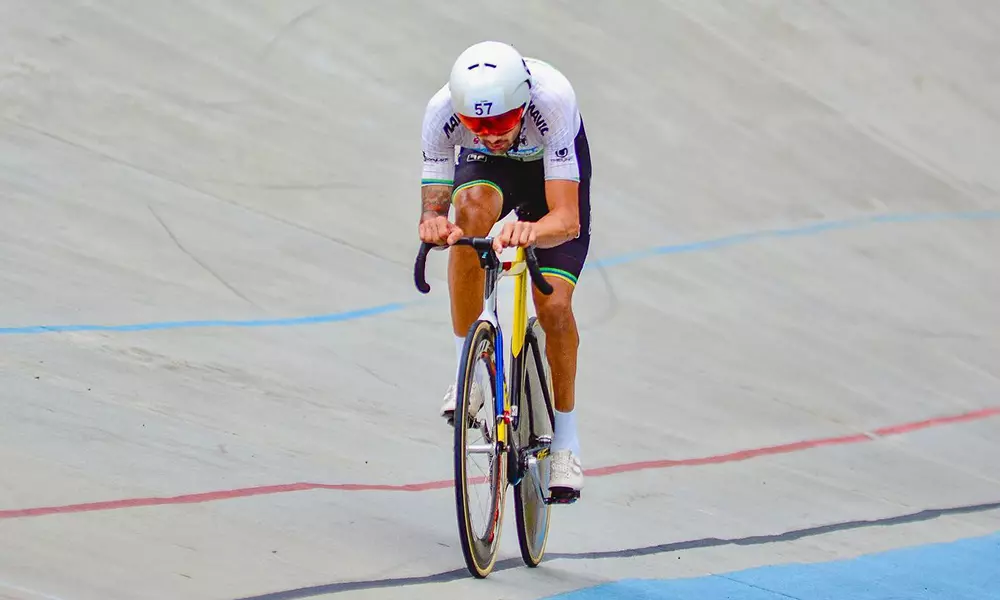 Na imagem, Lauro Chaman pedalando em velódromo.