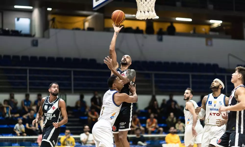 Marquinhos arremessa no jogo entre Vasco e Minas pelo NBB