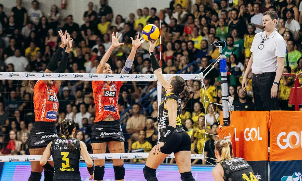 Sesi Bauru e Praia Clube se enfrentam na semifinal da Superliga Feminina