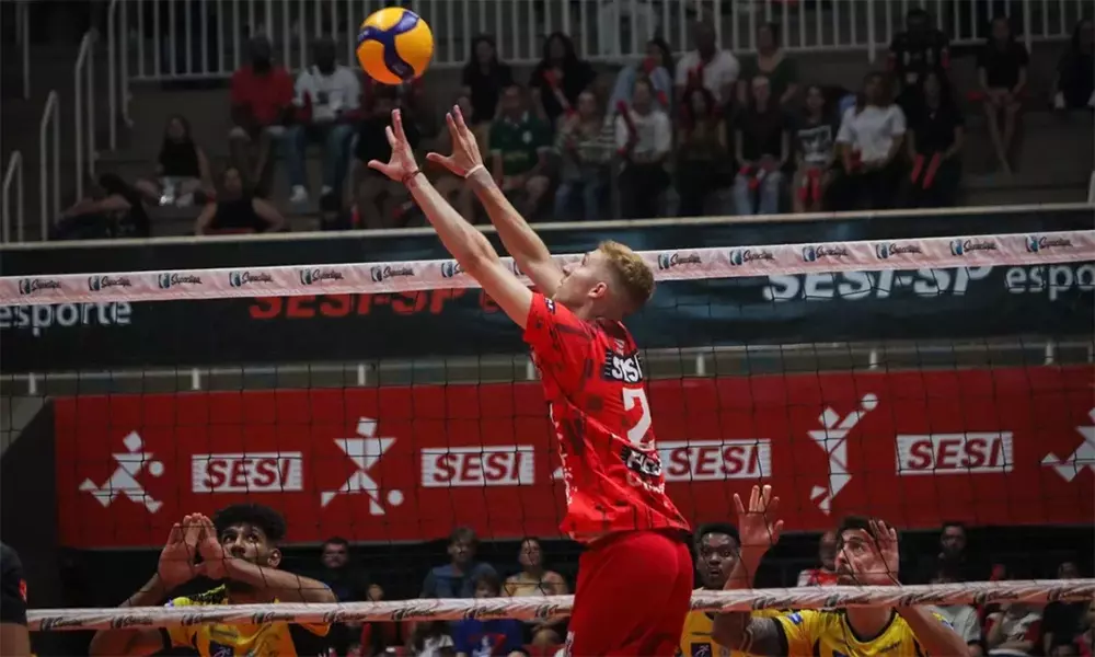 Na imagem, levantador Mateus Bender, do Sesi Bauru, que foi eleito o melhor em quadra contra o Praia.