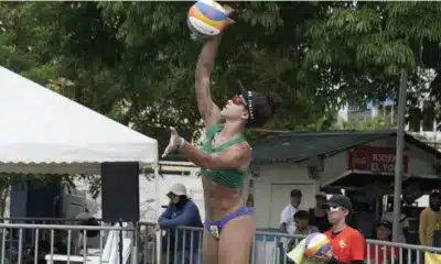 Na imagem, Thainara sacando nas areias colombianas.
