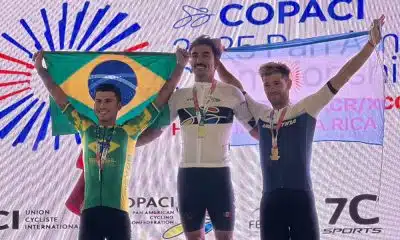 Na imagem, Ulan Galinski no pódio, com a bandeira do Brasil.