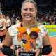 Giovana, do Osasco, com o Troféu Viva Vôlei
