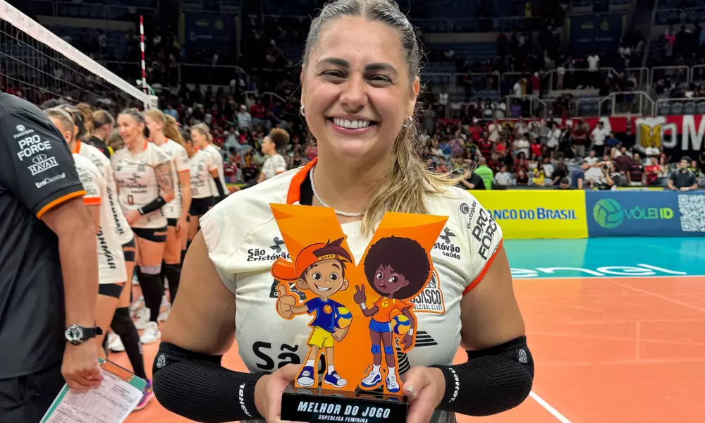 Giovana, do Osasco, com o Troféu Viva Vôlei