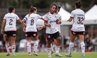 Atletas do Flamengo comemorando um gol contra o Vasco, pela Copa Rio