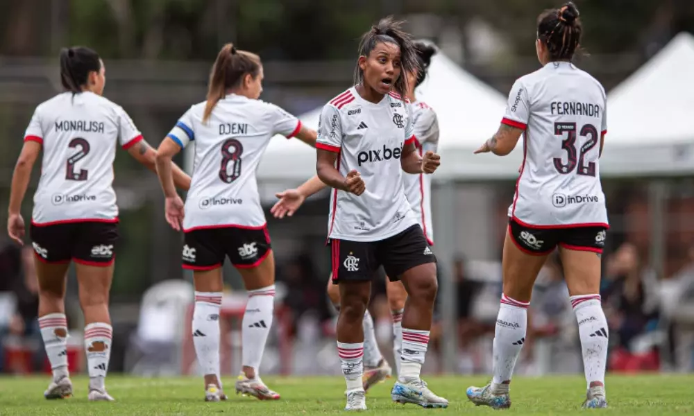 Atletas do Flamengo comemorando um gol contra o Vasco, pela Copa Rio