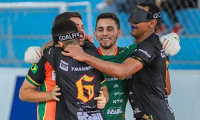 Elenco da Agafuc está se abraçando e comemorando pela Liga Nacional de futebol de cegos