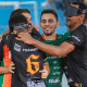 Elenco da Agafuc está se abraçando e comemorando pela Liga Nacional de futebol de cegos