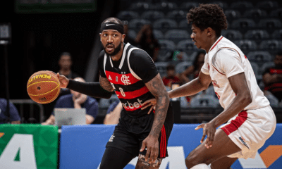 Jogadores do Flamengo e do Paulistano jogando pelo NBB