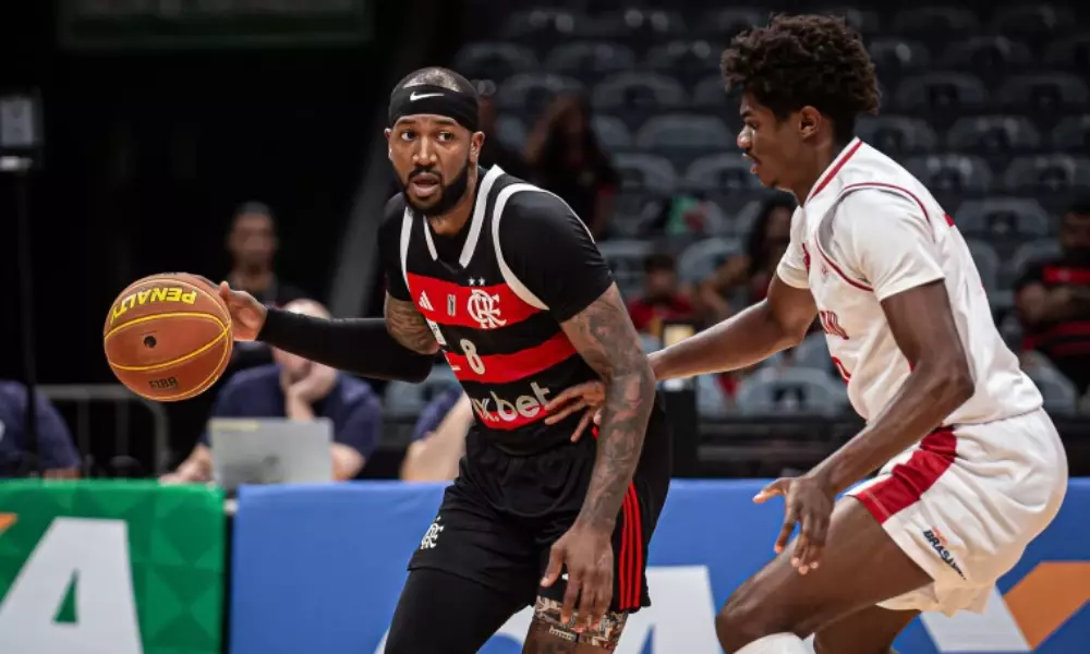 Jogadores do Flamengo e do Paulistano jogando pelo NBB
