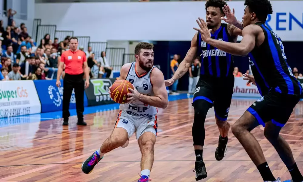 Jogadores da Unifacisa e do Pinheiros pelo NBB