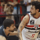 Jogadores do Brasília Basquete e do São Paulo