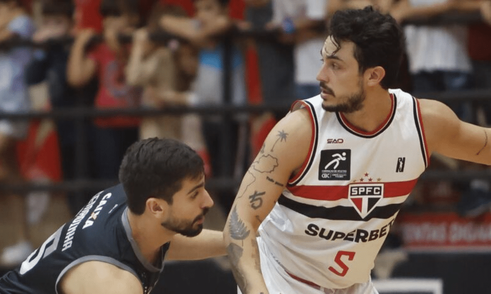 Jogadores do Brasília Basquete e do São Paulo