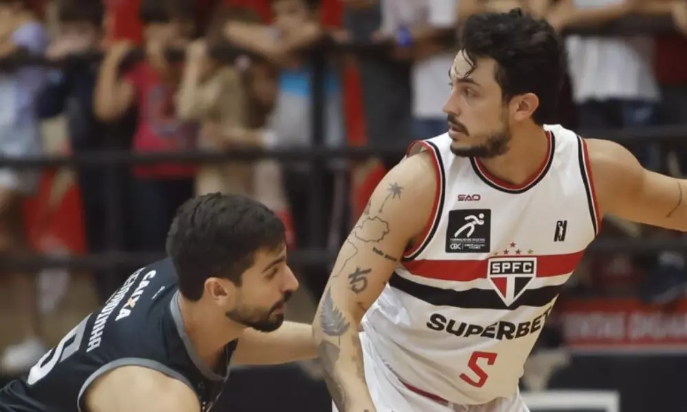 Jogadores do Brasília Basquete e do São Paulo