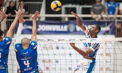 Na imagem, Adriano, que foi o maior pontuador do Campinas, atacando a bola contra Joinville.