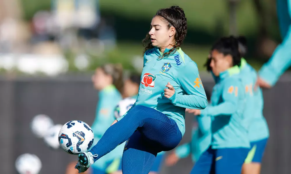 Angelina em jogo da seleção brasileira de futebol feminino