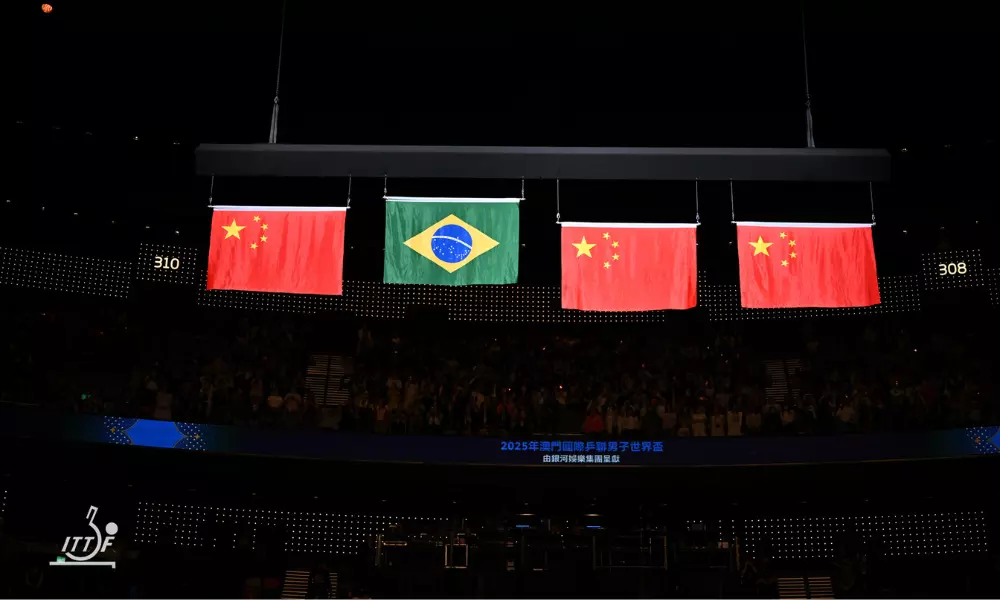 Bandeira do Brasil, entre as da China, no pódio da Copa do Mundo de tênis de mesa