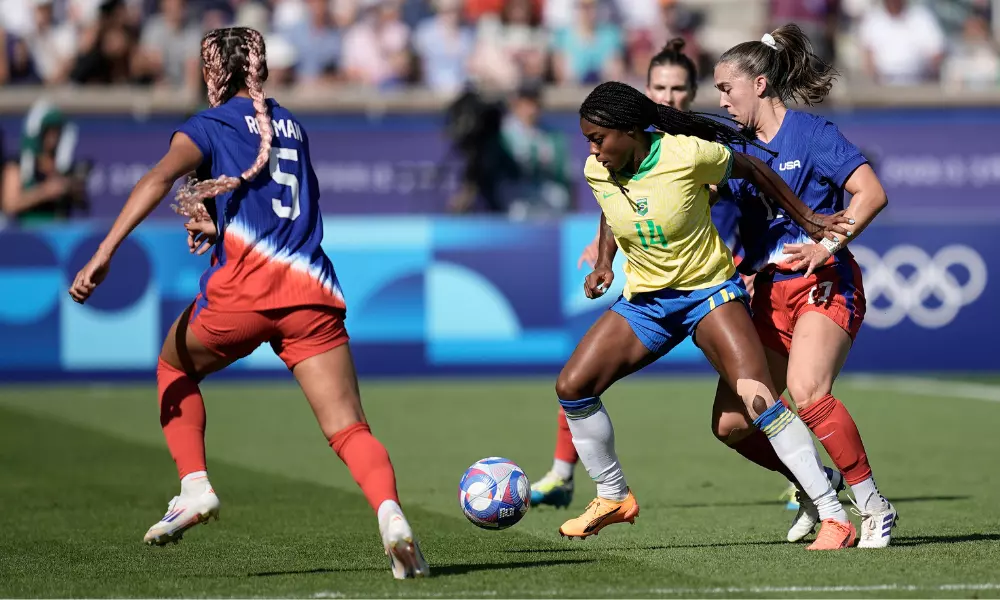 Lance de jogo entre Brasil e EUA. Equipes farão um amistoso internacional de futebol feminino em Los Angeles