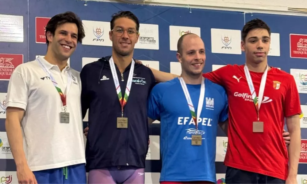 Brandonn Almeida no pódio do Aberto de Portugal de natação
