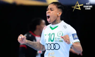 Bruna de Paula comemora após gol do Gyori na Champions League de handebol feminino