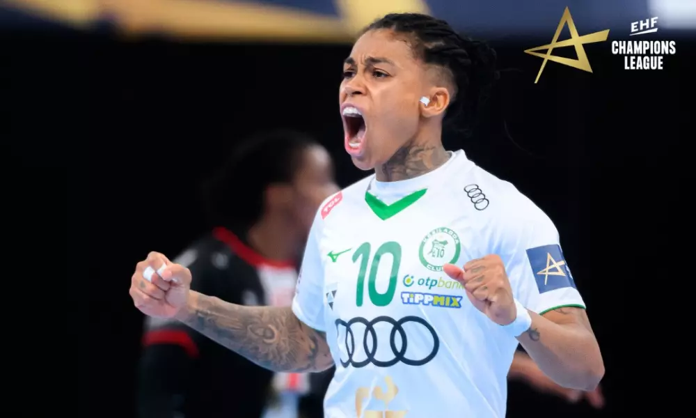 Bruna de Paula comemora após gol do Gyori na Champions League de handebol feminino