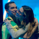Bruna Takahashi e Hugo Calderano se abraçam após vitória do brasileiro na Copa do Mundo de tênis de mesa