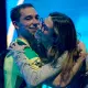 Bruna Takahashi e Hugo Calderano se abraçam após vitória do brasileiro na Copa do Mundo de tênis de mesa