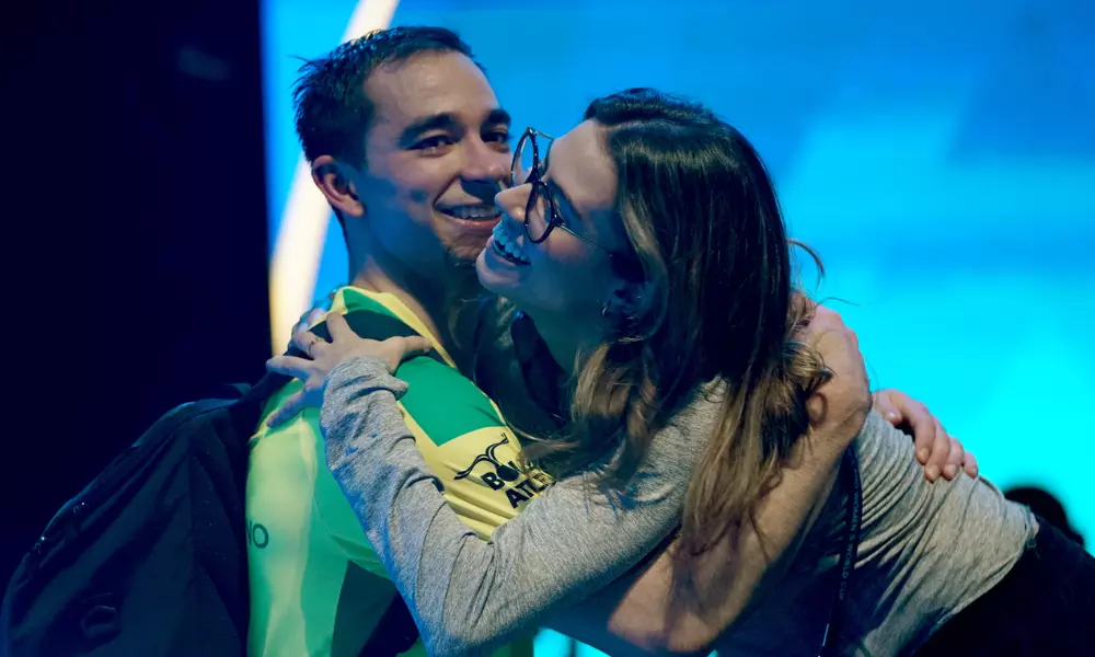 Bruna Takahashi e Hugo Calderano se abraçam após vitória do brasileiro na Copa do Mundo de tênis de mesa