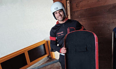 Bruno Aguiar Valadão posa para foto com seu trenó de luge
